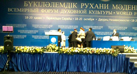 Иосиф Кобзон потерял сознание во время выступления на форуме в Астане