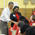 Президент США Барак Обама с семьей в столовой средней школы в Вашингтоне. Фото: © REUTERS/ Jonathan Ernst.